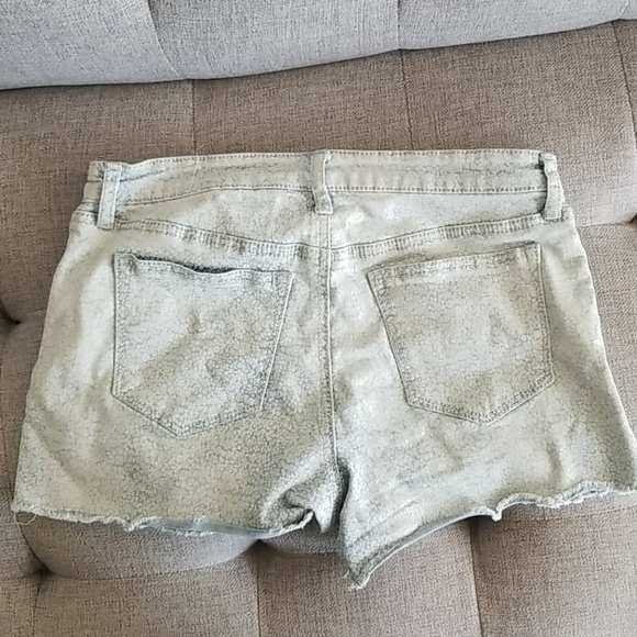 Light wash denim shorts floral pattern - Picture 2 of 8